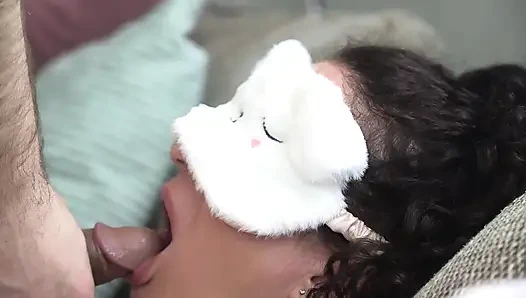 Üvey baba ağzımı seviyor ve suyunu ağzıma fışkırtıyor