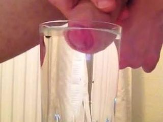 Éjacule dans un verre d&#39;eau