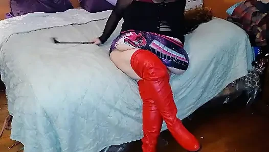 Kırmızı kalçalı hemşire Vicki'nin çizmeli fotoğrafları videoya döndü