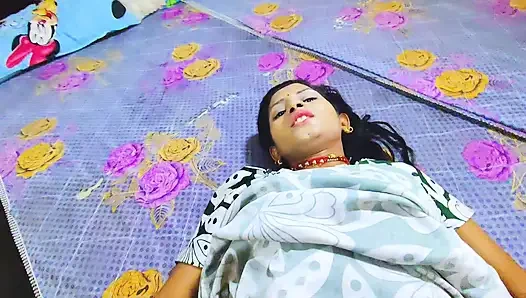 Indische stiefmutter geteiltes bett mit einfachem bett und stiefsohn glücklich gemacht, volles hindi-audio