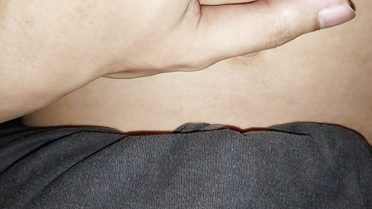공공 장소에서 혼자 긴장감이 느껴집니다.