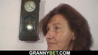 Une femme de 70 ans aime sucer et chevaucher