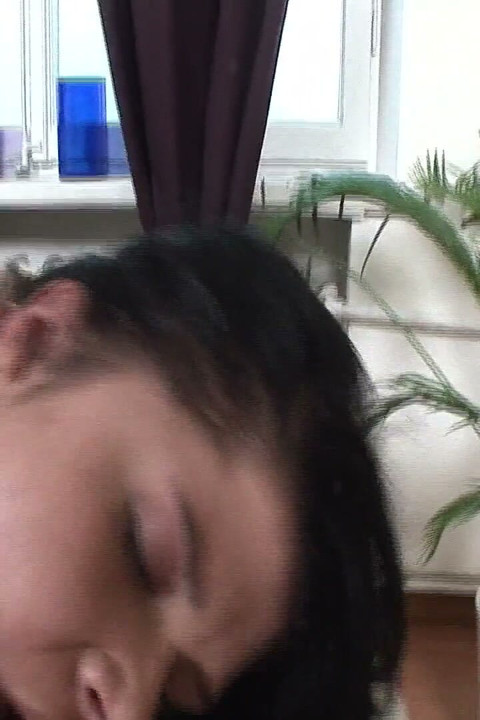 دختر برونیت جوان و هرزه برای سکس آنال گرسنه است