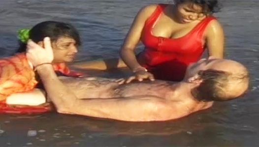 Verdadera diversión india en la playa