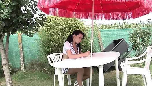Genç kız arka bahçede sert sikiliyor