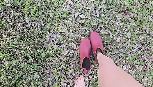 Minyon sarışın açık havada domalıyor ve yüzüne büyük bir boşalma