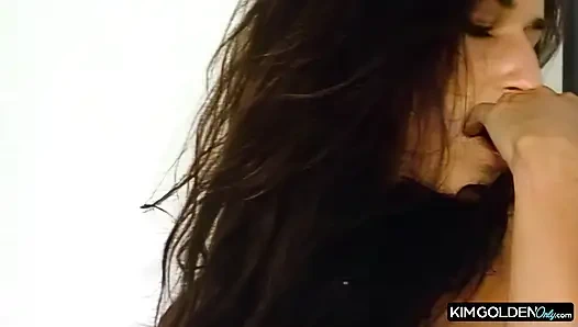 Heisser Sex mit kurviger Bruenetten und muskuloesem Hengst