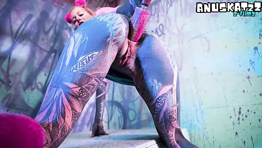 Tam kollu dövmeli koyu gotik hatun dp'nin götünü ve amını tek başına - terli oyuncak sikişiyor ve götten ağza