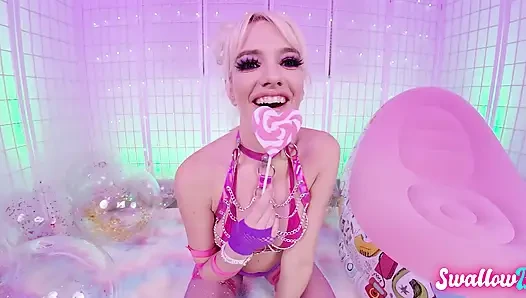 Симпатичная блондинка Kenna James сосет член до конца