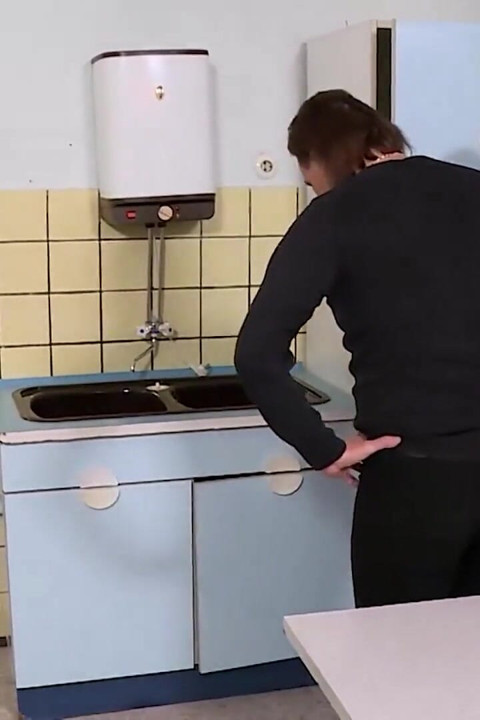 キッチンで小柄なクソ運指