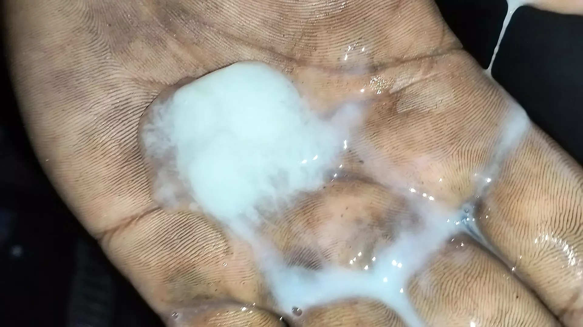 Con un puño, tomé el semen en mis manos y luego se lo dejé caer.