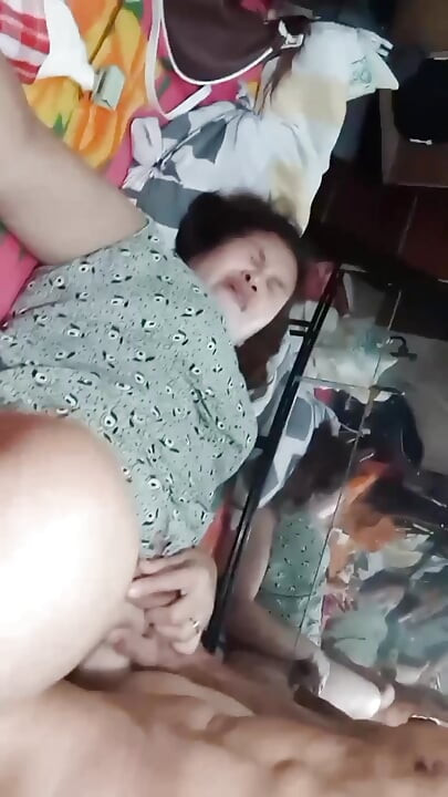 Elle rie devant sa chatte mouillée et gorgeuse