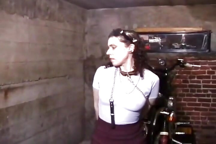 Büyük memeli orta yaşlı seksi kadın motosiklette şaplak yiyor