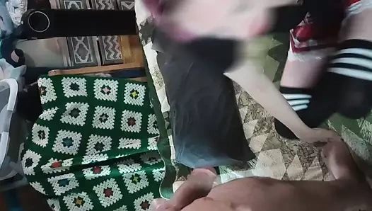 Zierliches weißes schulmädchen mit zahnspange und rosa haaren, die einen minirock tragen, wird gefickt und bekommt eine gesichtsbesamung, während sie lächelt