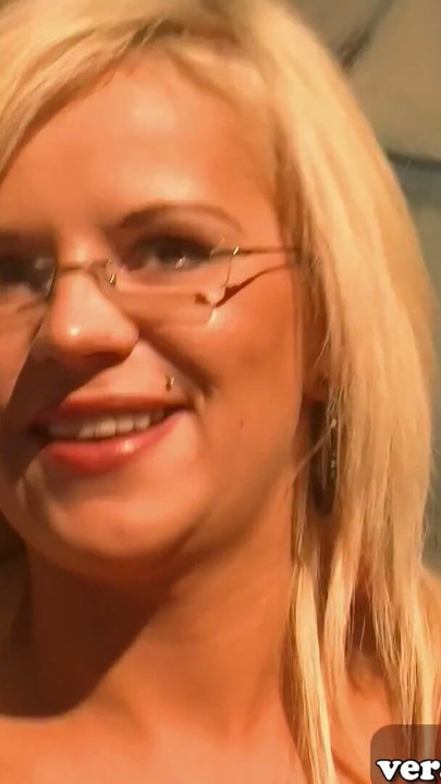 Niemiecka kindy blond milf jest napalona na casting i masturbuje się | Klip 1
