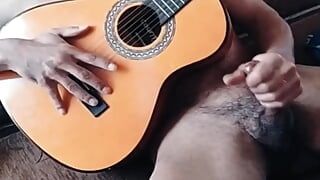 18-летний паренек мастурбирует гитарой и эякулирует на нем