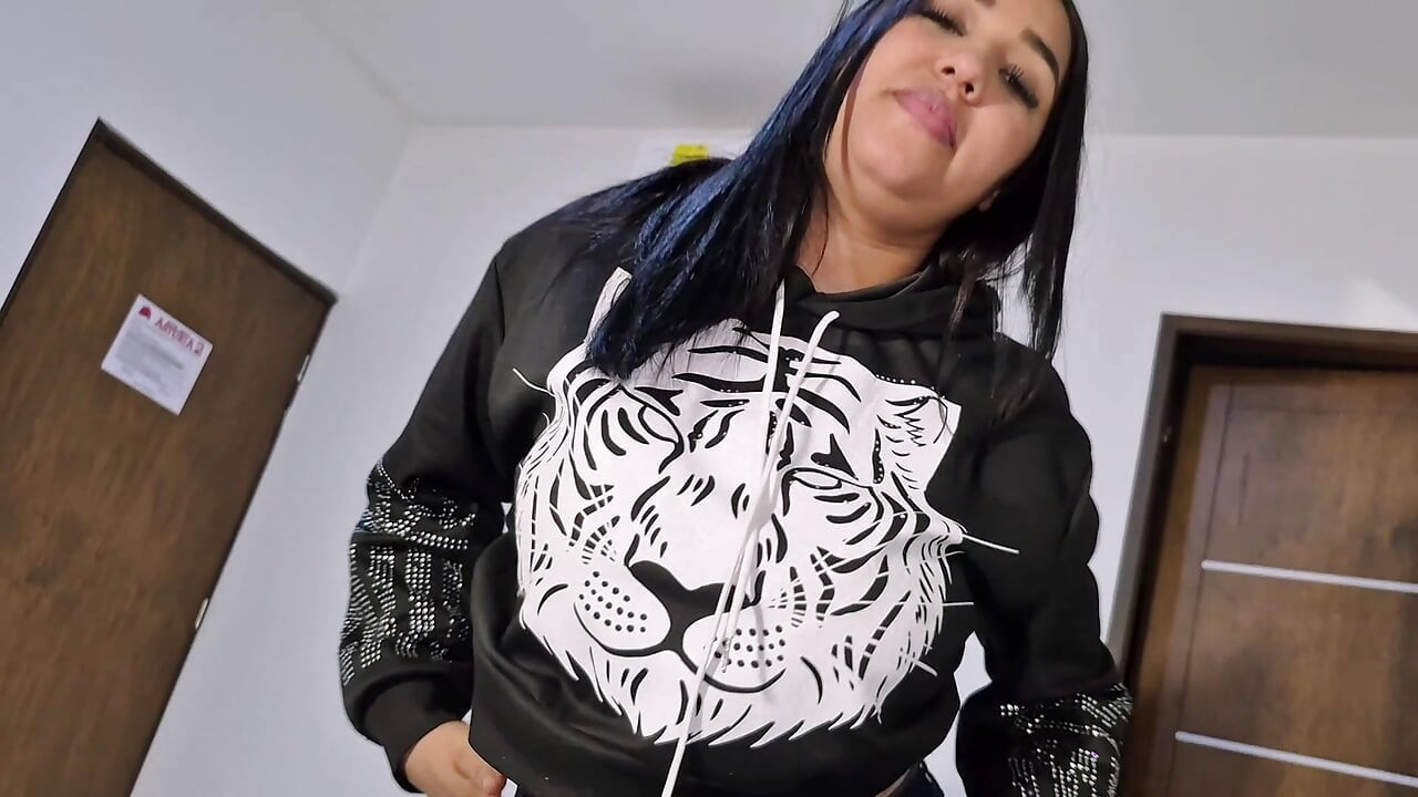 Kami baru saja tiba di hotel, aku menyalakan kamera dan merekam pantat besarnya!! Temanku nggak pernah ngeliat!!