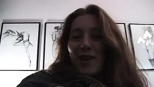 Büyük memeli orta yaşlı seksi kadın edepsiz amını tatmin ediyor