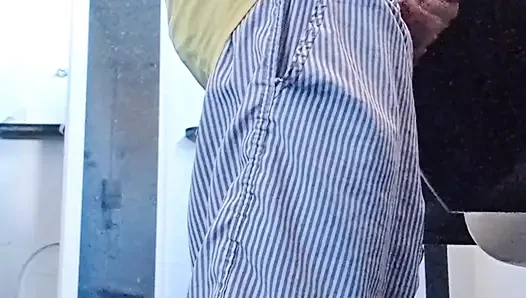 Mağazanın banyosunda yalnızdım ve biri gelene kadar çok idrarım yaptı