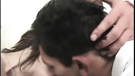 Zwei bisexuelle männliche krankenschwestern werden frech mit einem jungen schätzchen beim arzt