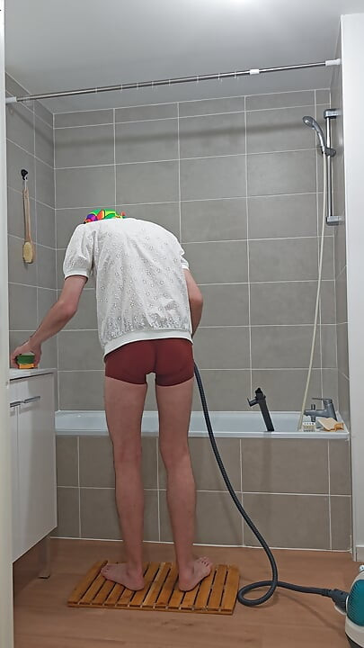 I'm finishing the steam cleaning of the bathtub (episode 3)