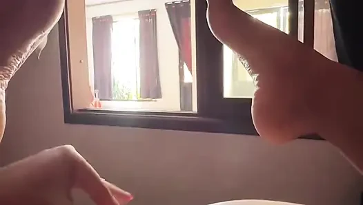 Meine Lippen sind groß und feucht, ich brauche einen kleinen Mund, um sie zu lutschen