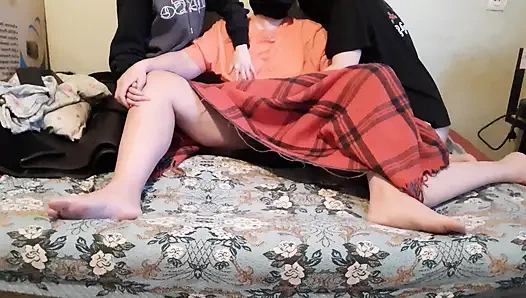 Пока мы смотрели фильм, моя мачеха впервые рискованно мастурбирует мою вагину рядом с моей подругой