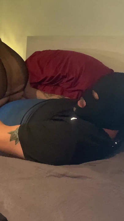Setiausaha dikongkek dalam pantyhose dan mentega di kaki