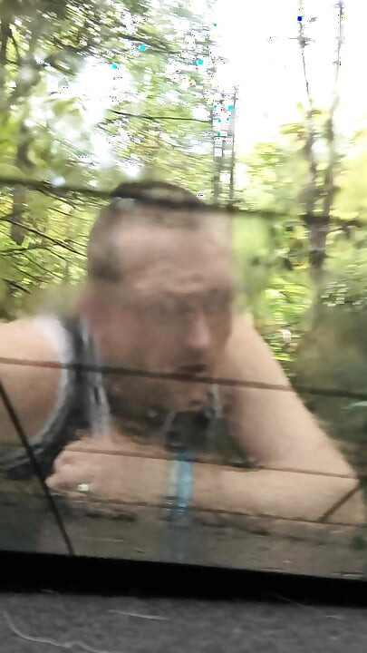 Es regnet zurück von auto ziegelschwanz, hämmert sie hart