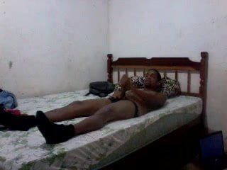 Lange lul zwarte jongen op zijn bed