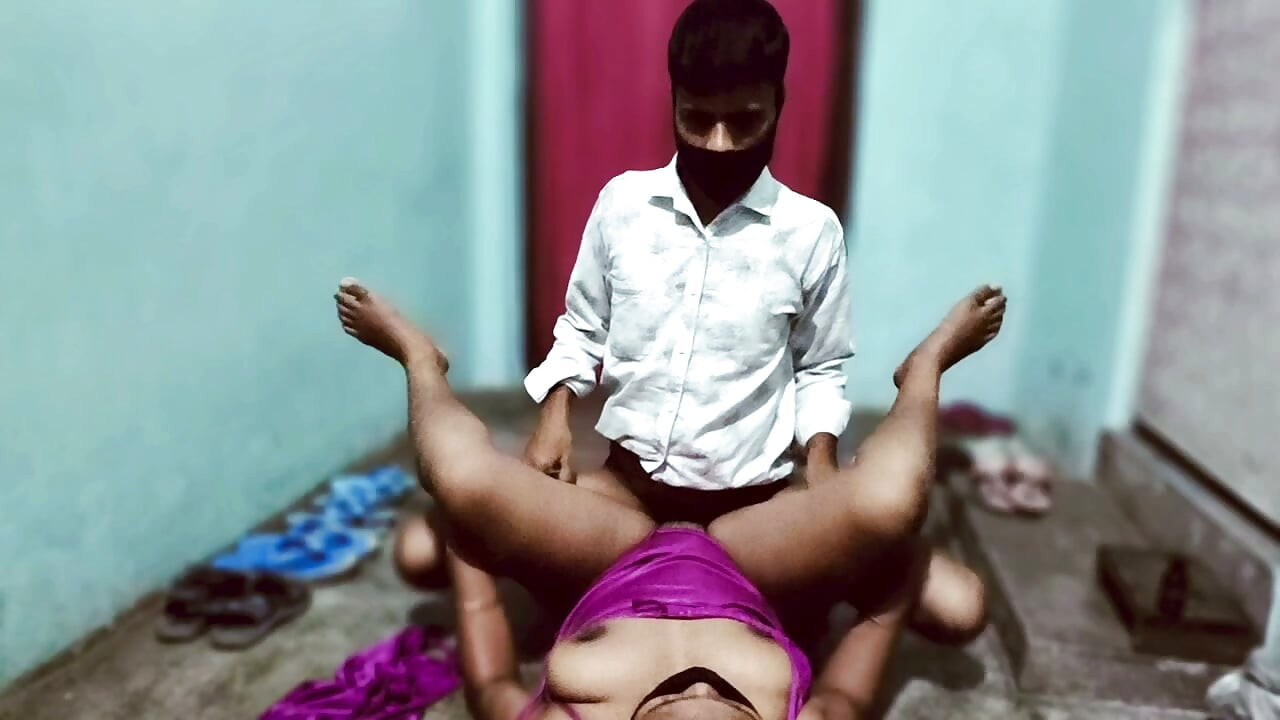 Indijska desi bhabhi u ružičastoj spavaćici je jebana