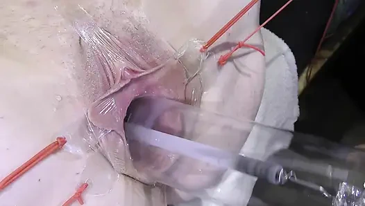 Далеко распространённая киска крупным планом, трахается с лампой на 1000 ватт