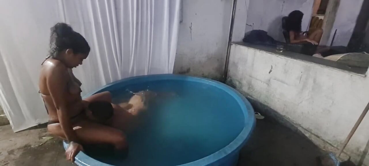 물혈 여성 밀레나 리오스와의 수영장에서의 섹스