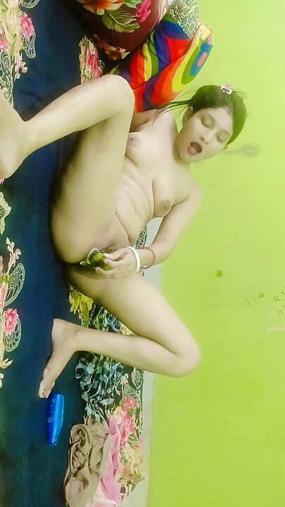 女孩正在玩弄她的身體。