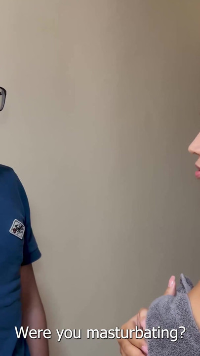 Stesøster erter og suger den store pikken til stebroren sin for å ri den til hun kommer! | Klipp 1