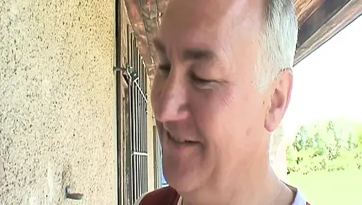 Yaşlı dede açık havada büyük memeli sevimli genç kızı sikiyor