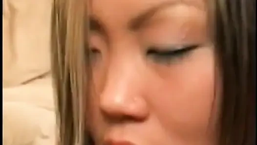 Pelacur Asia memohong untuk disetubuhi dengan kontol besar di memek sempit
