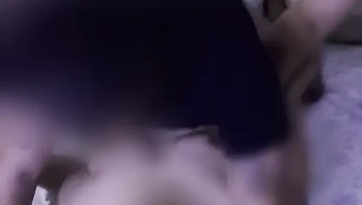 Pinay ateşli evli kadın sürtük olduğunu kabul etmek için onu edepsizce konuşan komşusunu sikiyor