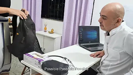 Pemeriksaan medis perut oleh dokter umum.