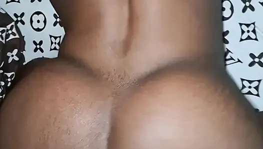 Dia menunggangi kontolku
