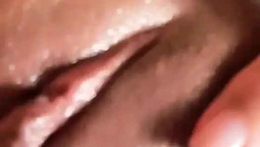 Cewek semok latina lagi asik masturbasi sampai muncrat