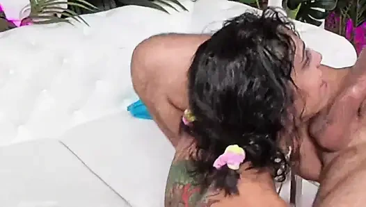 Татуированную сексуальную девушку Ravyn Alexa пробурил огромный член!