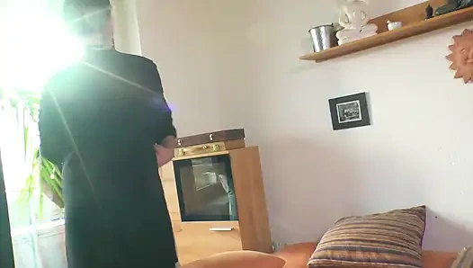 Dövmeli orta yaşlı seksi kadın parmaklama ve yalama ile yoğun amatör seksin tadını çıkarıyor