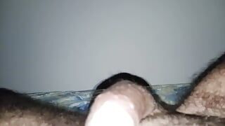 Homem bonito jorra muito esperma de seu pau enorme depois de se masturbar