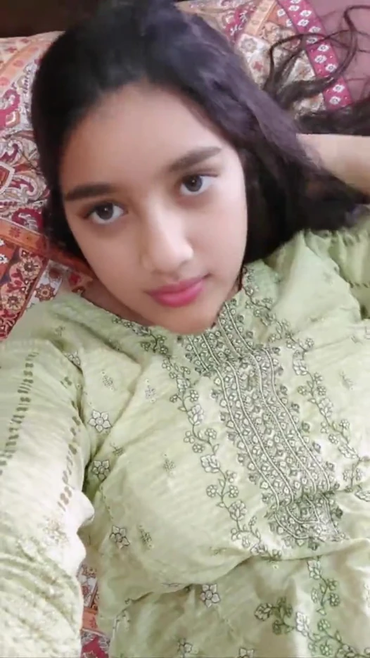 Desi village girl fuck horny pussy by fingering and showing boobs and play with fingering video