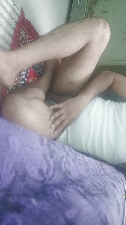 Bărbatul indian desi savurează dușul și spectacolul de masturbare cu vecinul și ofițerul de armată