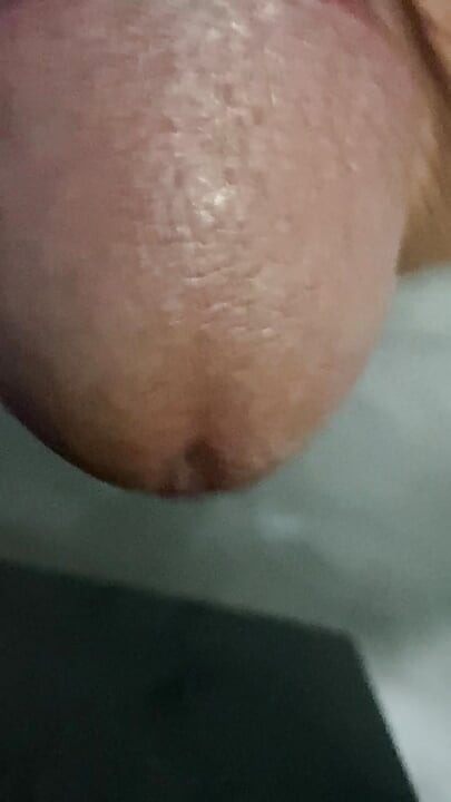 In the bathroom, there was a cock that was getting an erection, only knowing how to endure it, not having to do it