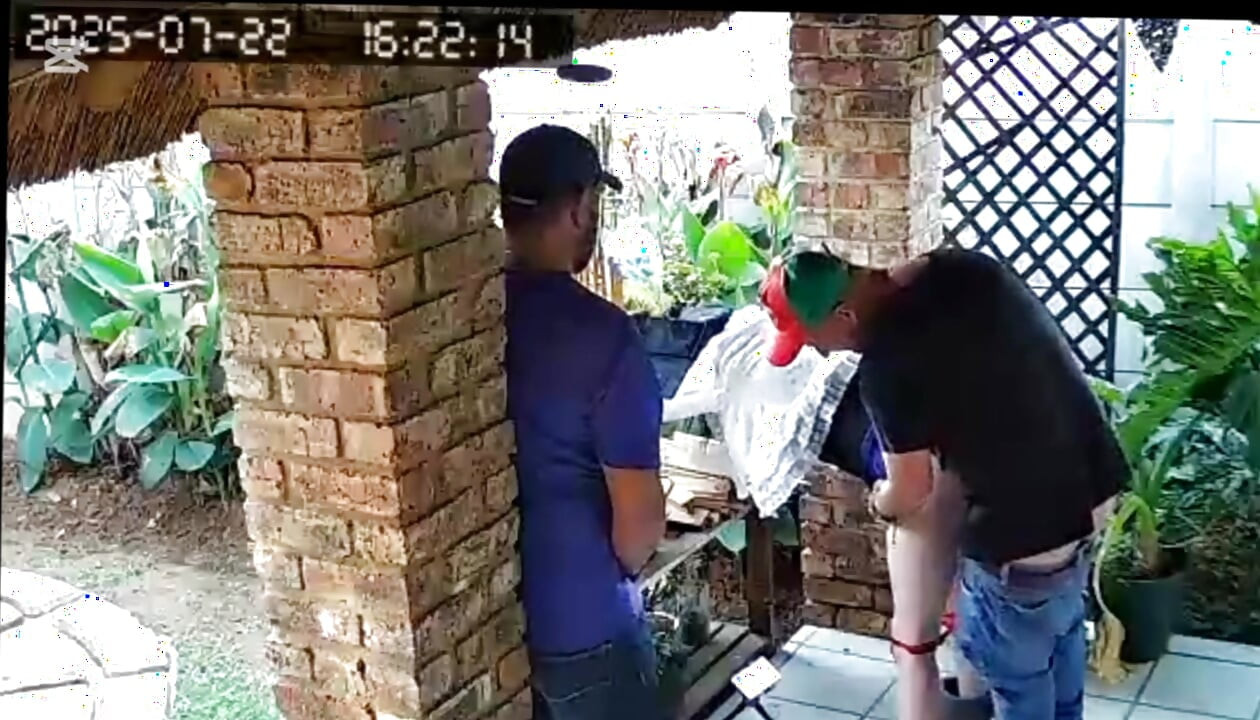 הבוס הקוקולד רצה שאזיין את אשתו בזמן שהוא מאונן