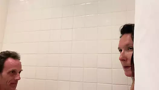 Мой 55 м фотограф был повсюду на мне после соблазнения его в ванне. Он получил меня хорошо!