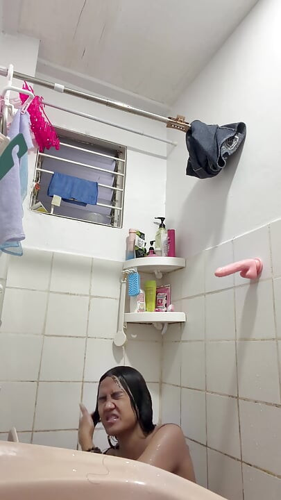 Bana katılmak isteyen dildo ile duş eğlencesi
